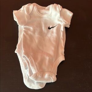 Nike White Newborn Onsies (4)-Nearly New